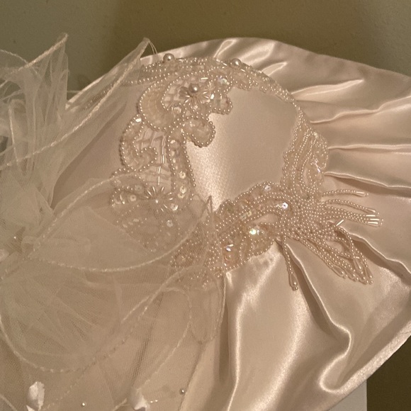 Stunning NWT White Satin Church/ Dress/Bridal Hat main image 5